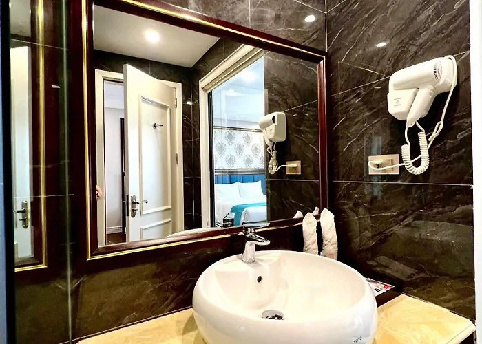 Khách sạn Ruby Queen 3*