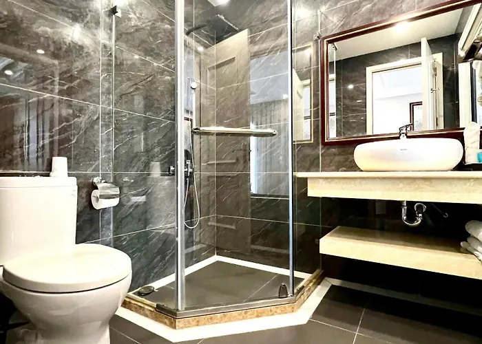 Khách sạn Ruby Queen 3*